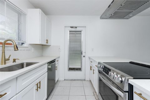 Propiedad comercial en venta en Fort Lauderdale, Florida, 211.35 m2 № 1971191 - foto 26