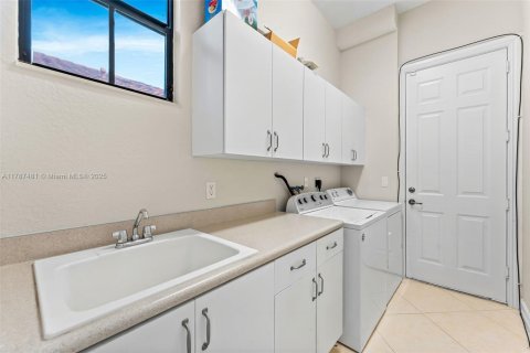 House in Cooper City, Florida 5 bedrooms, 369.94 sq.m. № 1689376 - photo 15