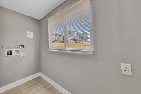 Commercial property in Fort Lauderdale, Florida 146.88 sq.m. № 1878404 - photo 17