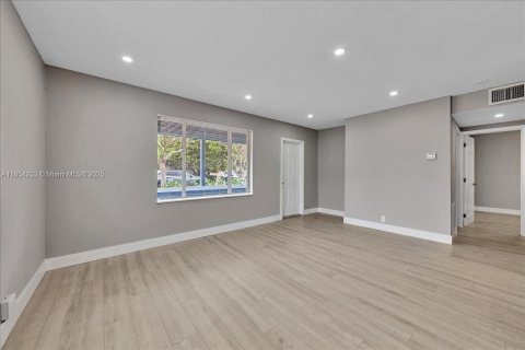 Commercial property in Fort Lauderdale, Florida 146.88 sq.m. № 1878404 - photo 8