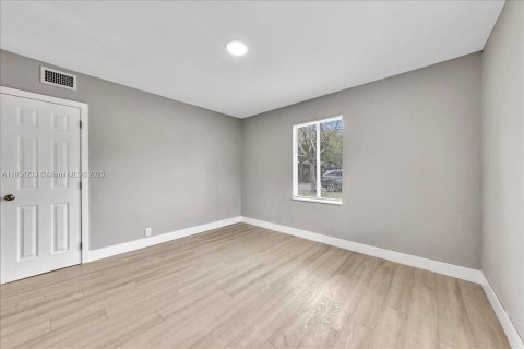Commercial property in Fort Lauderdale, Florida 146.88 sq.m. № 1878404 - photo 12