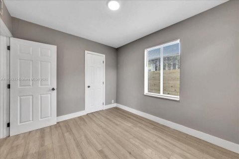 Commercial property in Fort Lauderdale, Florida 146.88 sq.m. № 1878404 - photo 11
