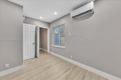 Commercial property in Fort Lauderdale, Florida 146.88 sq.m. № 1878404 - photo 27
