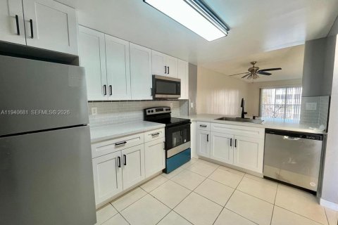 Copropriété à vendre à Coral Springs, Floride: 2 chambres, 91.97 m2 № 1998368 - photo 2