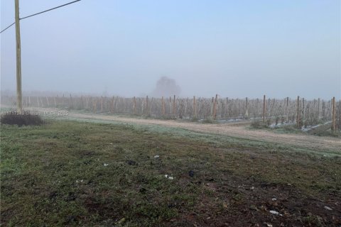 Propiedad comercial en venta en Miami-Dade, Florida № 1934032 - foto 1