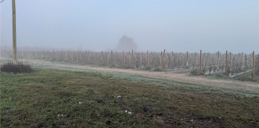 Propiedad comercial en Miami-Dade, Florida № 1934032