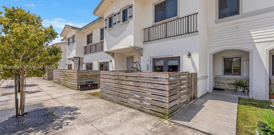Adosado en Homestead, Florida 3 dormitorios, 135.92 m2 № 2026128