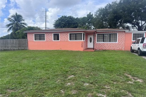 House in Miami Gardens, Florida 4 bedrooms, 104.14 sq.m. № 1852258 - photo 2
