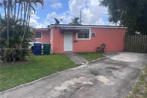 House in Miami Gardens, Florida 4 bedrooms, 104.14 sq.m. № 1852258 - photo 3