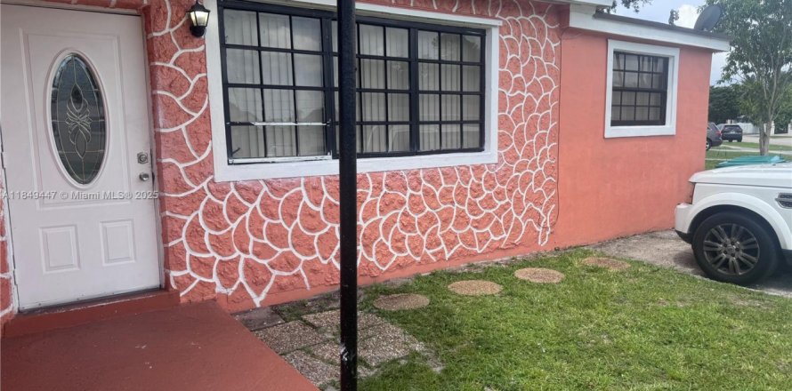 House in Miami Gardens, Florida 4 bedrooms, 104.14 sq.m. № 1852258