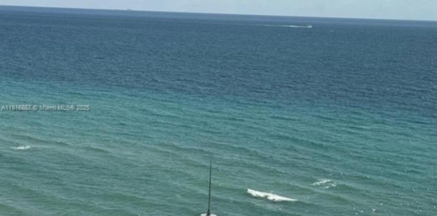 Кондоминиум с 2 спальнями в Холливуд, Флорида № 2016650