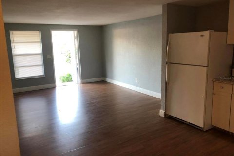 Dúplex en venta en Brandon, Florida, 1 dormitorio, 106.28 m2 № 1912453 - foto 5
