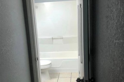 Dúplex en venta en Brandon, Florida, 1 dormitorio, 106.28 m2 № 1912453 - foto 8