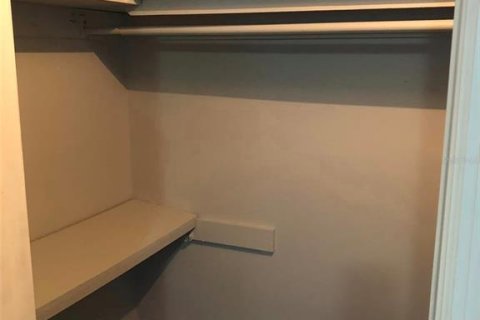 Dúplex en venta en Brandon, Florida, 1 dormitorio, 106.28 m2 № 1912453 - foto 7