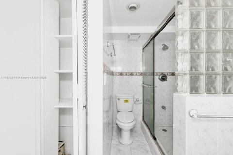 Copropriété à vendre à North Miami Beach, Floride: 2 chambres, 103.31 m2 № 2078887 - photo 15
