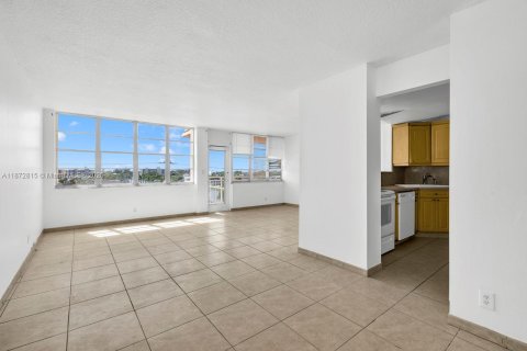 Copropriété à vendre à North Miami Beach, Floride: 2 chambres, 103.31 m2 № 2078887 - photo 2