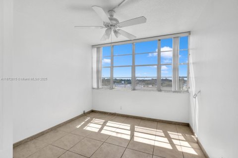 Copropriété à vendre à North Miami Beach, Floride: 2 chambres, 103.31 m2 № 2078887 - photo 9