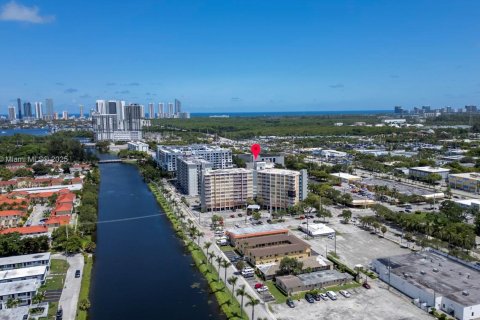 Copropriété à vendre à North Miami Beach, Floride: 2 chambres, 103.31 m2 № 2078887 - photo 18
