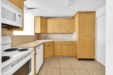 Copropriété à vendre à North Miami Beach, Floride: 2 chambres, 103.31 m2 № 2078887 - photo 5
