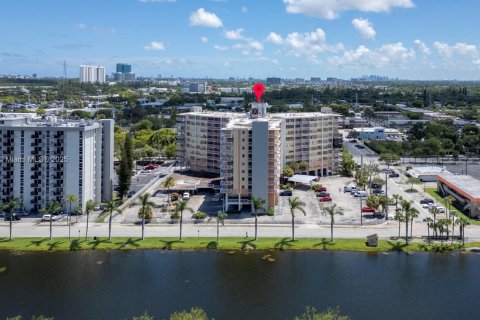 Copropriété à vendre à North Miami Beach, Floride: 2 chambres, 103.31 m2 № 2078887 - photo 22