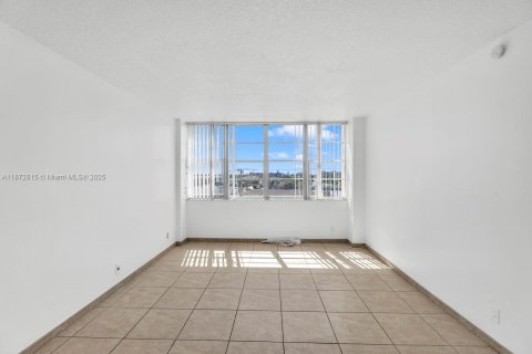 Copropriété à vendre à North Miami Beach, Floride: 2 chambres, 103.31 m2 № 2078887 - photo 12
