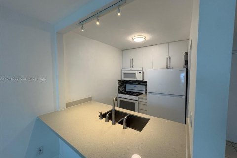 Снять в аренду кондоминиум в Майами, Флорида 2 спальни, 70.61м2, № 1998102 - фото 17