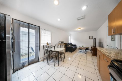 House in Miami, Florida 3 bedrooms, 167.13 sq.m. № 1948921 - photo 11