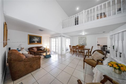 House in Miami, Florida 3 bedrooms, 167.13 sq.m. № 1948921 - photo 7