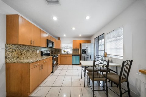 House in Miami, Florida 3 bedrooms, 167.13 sq.m. № 1948921 - photo 9