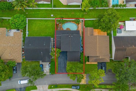 House in Miami, Florida 3 bedrooms, 167.13 sq.m. № 1948921 - photo 3