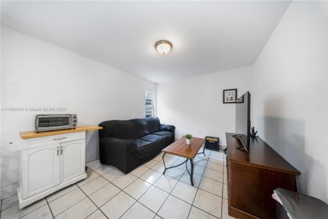 House in Miami, Florida 3 bedrooms, 167.13 sq.m. № 1948921 - photo 12