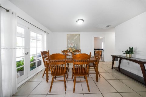 House in Miami, Florida 3 bedrooms, 167.13 sq.m. № 1948921 - photo 8