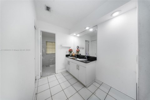 House in Miami, Florida 3 bedrooms, 167.13 sq.m. № 1948921 - photo 15