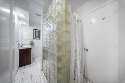 House in Miami, Florida 3 bedrooms, 167.13 sq.m. № 1948921 - photo 22