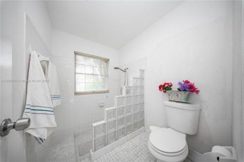 House in Miami, Florida 3 bedrooms, 167.13 sq.m. № 1948921 - photo 16