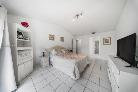 House in Miami, Florida 3 bedrooms, 167.13 sq.m. № 1948921 - photo 14