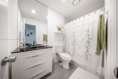 House in Miami, Florida 3 bedrooms, 167.13 sq.m. № 1948921 - photo 20