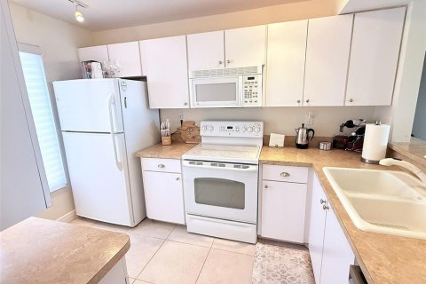 Condo in Saint Petersburg, Florida, 2 bedrooms № 2093046 - photo 11