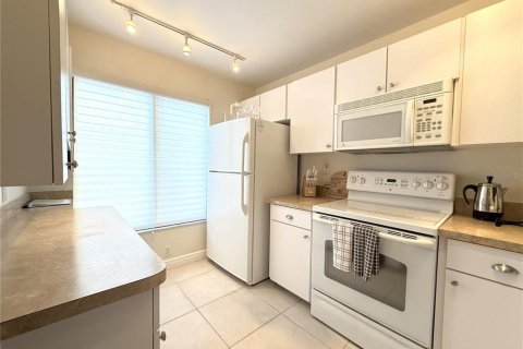 Condo in Saint Petersburg, Florida, 2 bedrooms № 2093046 - photo 12