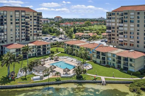 Condo in Saint Petersburg, Florida, 2 bedrooms № 2093046 - photo 30