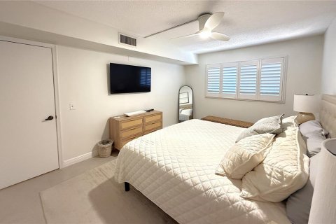 Condo in Saint Petersburg, Florida, 2 bedrooms № 2093046 - photo 14