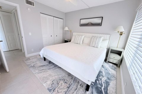 Condo in Saint Petersburg, Florida, 2 bedrooms № 2093046 - photo 19