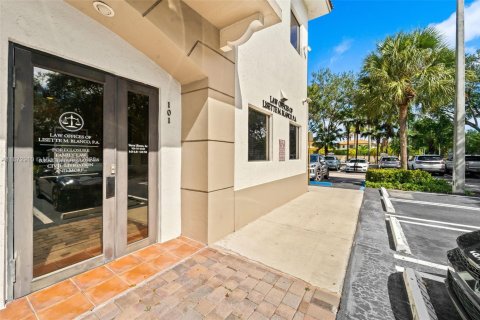 Propiedad comercial en venta en Miami Lakes, Florida № 1981949 - foto 3