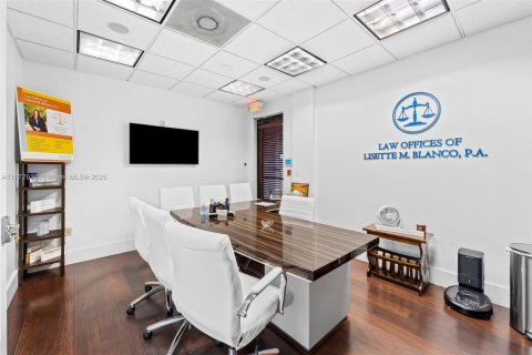 Propiedad comercial en venta en Miami Lakes, Florida № 1981949 - foto 11