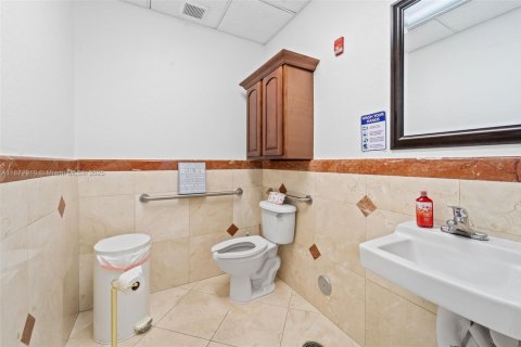 Propiedad comercial en venta en Miami Lakes, Florida № 1981949 - foto 13
