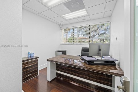 Propiedad comercial en venta en Miami Lakes, Florida № 1981949 - foto 8