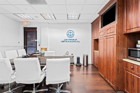 Propiedad comercial en venta en Miami Lakes, Florida № 1981949 - foto 12