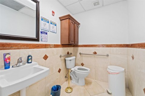 Propiedad comercial en venta en Miami Lakes, Florida № 1981949 - foto 9