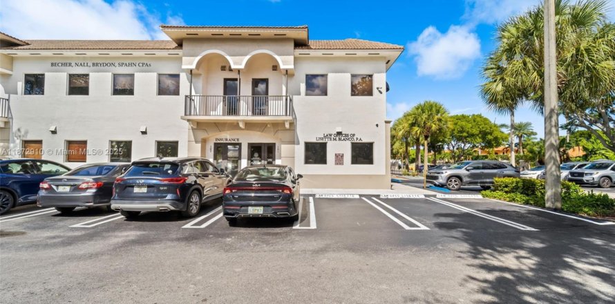 Propiedad comercial en Miami Lakes, Florida № 1981949