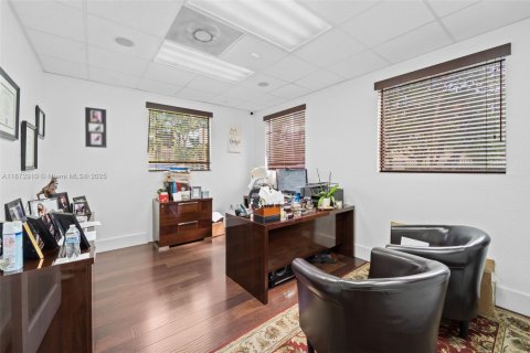 Propiedad comercial en venta en Miami Lakes, Florida № 1981949 - foto 7